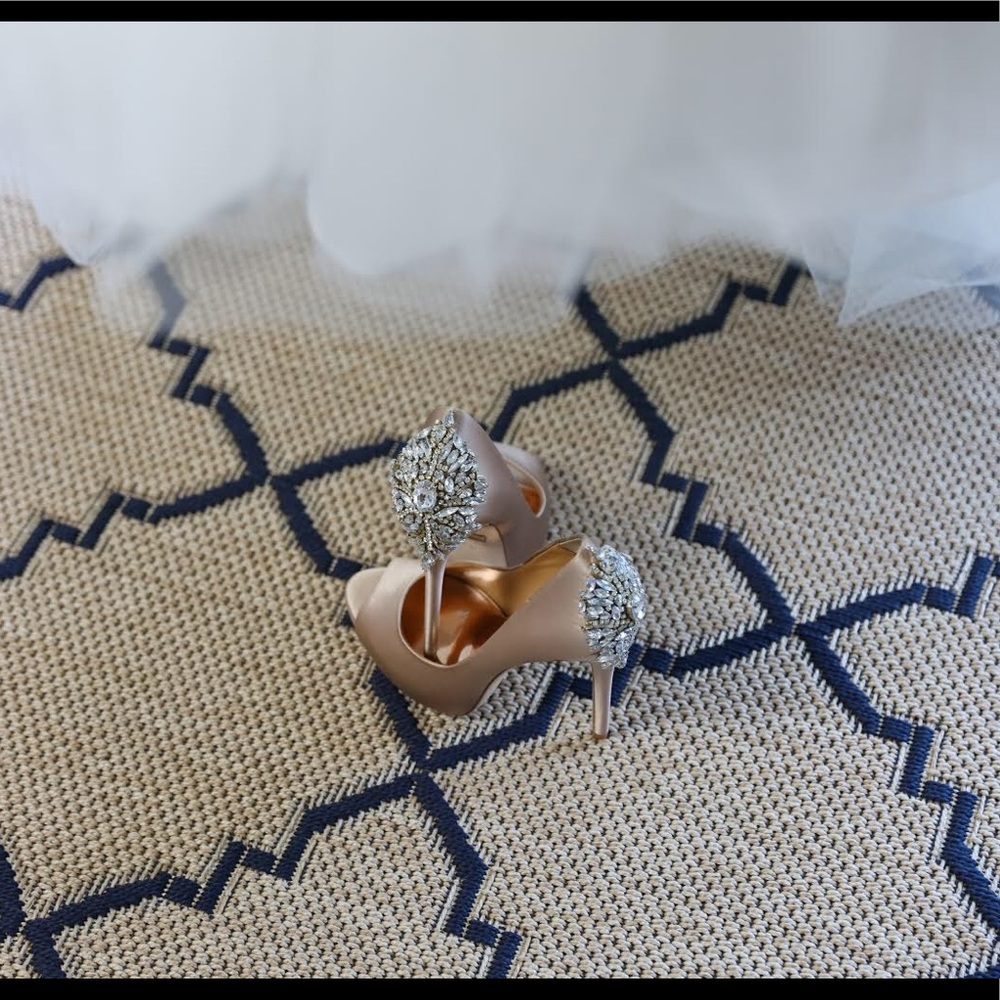 Badgley Mischka size 6 heels